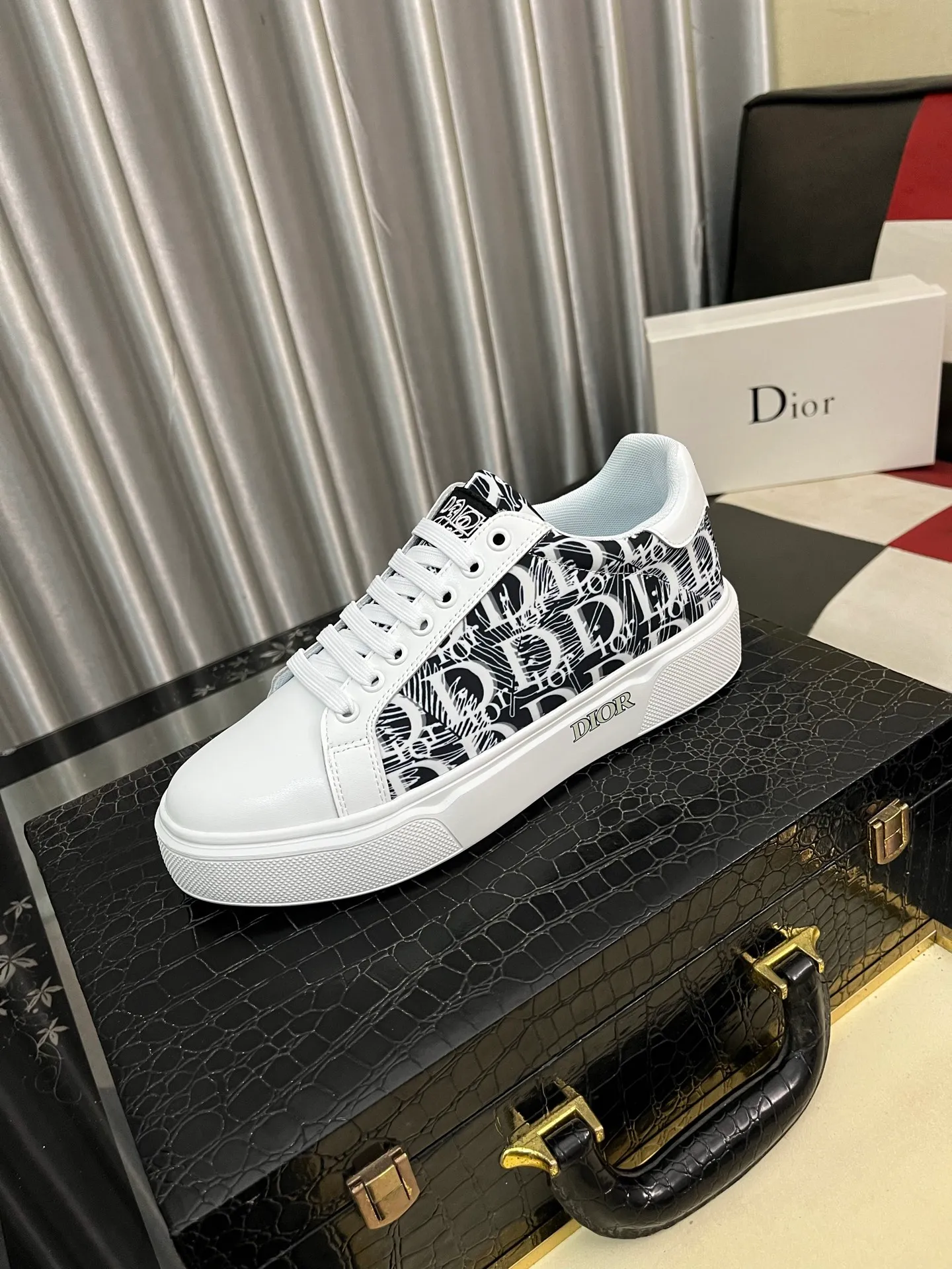 Men's shoes 💰440⌚️⌚️Dior's new 🆕low-cut casual sneakers, made of breathable mesh, with brand signature details on the shoe collar to enhance style. Fashionable and versatile, it can complement any look. With a sophisticated design that is both dynamic and modern, this new must-have shoe adds a new dimension to Dior's legacy, displaying modern elegance. Men's shoes 38-44 2️⃣ colors available